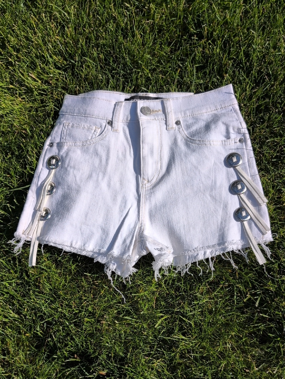 EXPRESS White Cowgirl High-Waist Denim Shorts 🤠